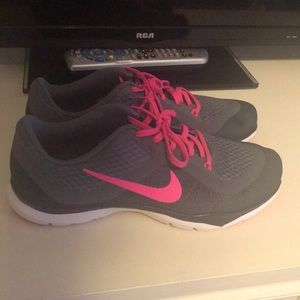 Women’s Nike tennis shoes